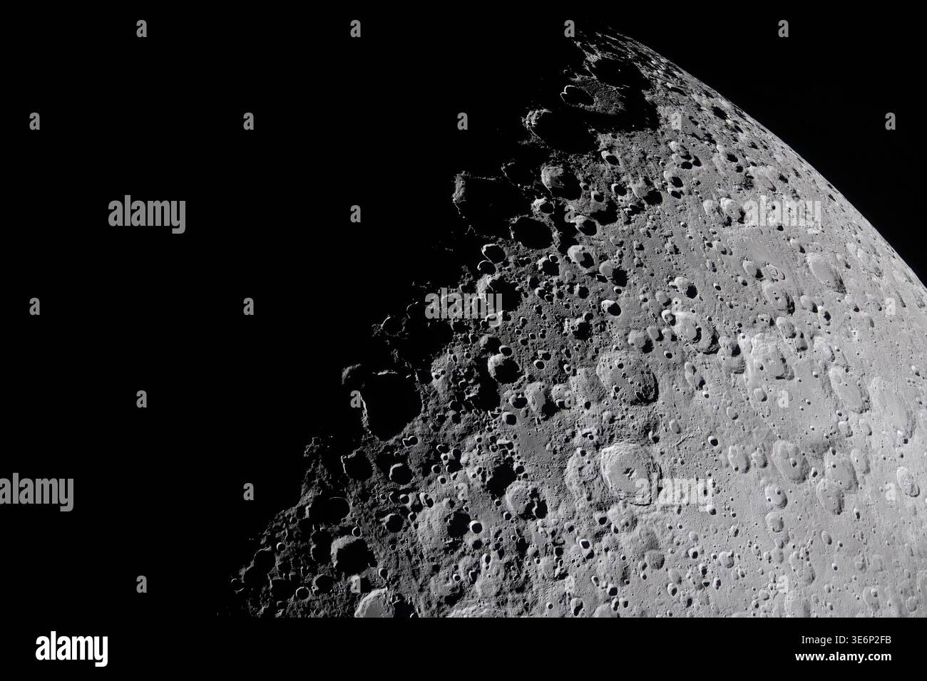 Mondterminator mit Sonnenlicht in geringem Winkel, der lange Schatten über Krater und Hochländer wirft, einschließlich Jule, Birkhoff und Stebbins Krater, Artemis II Stockfoto