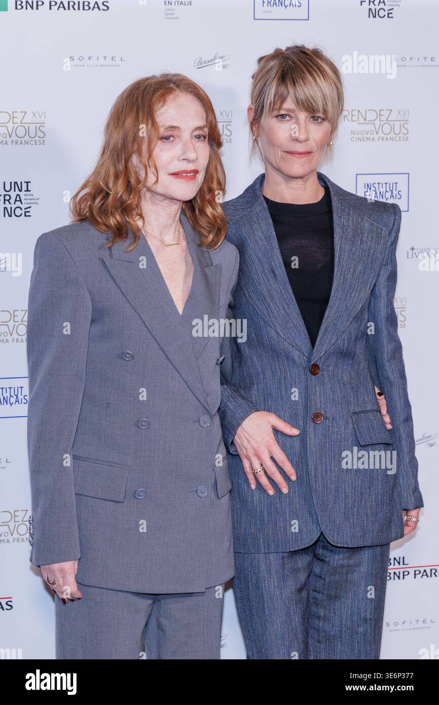 News - Photocall - Rendez-Vous Isabelle Huppert und Marina Fois nehmen am Photocall zur Präsentation der 16. Ausgabe des französischen Filmfestivals Rendez-Vous am 07. April 2026 in der französischen Botschaft im Palazzo Farnese in Rom, Italien Rom Palazzo Farnese Italien Teil Copyright: XEmanuelaxVertollix/xLiveMediax LPN_2378748 Stockfoto