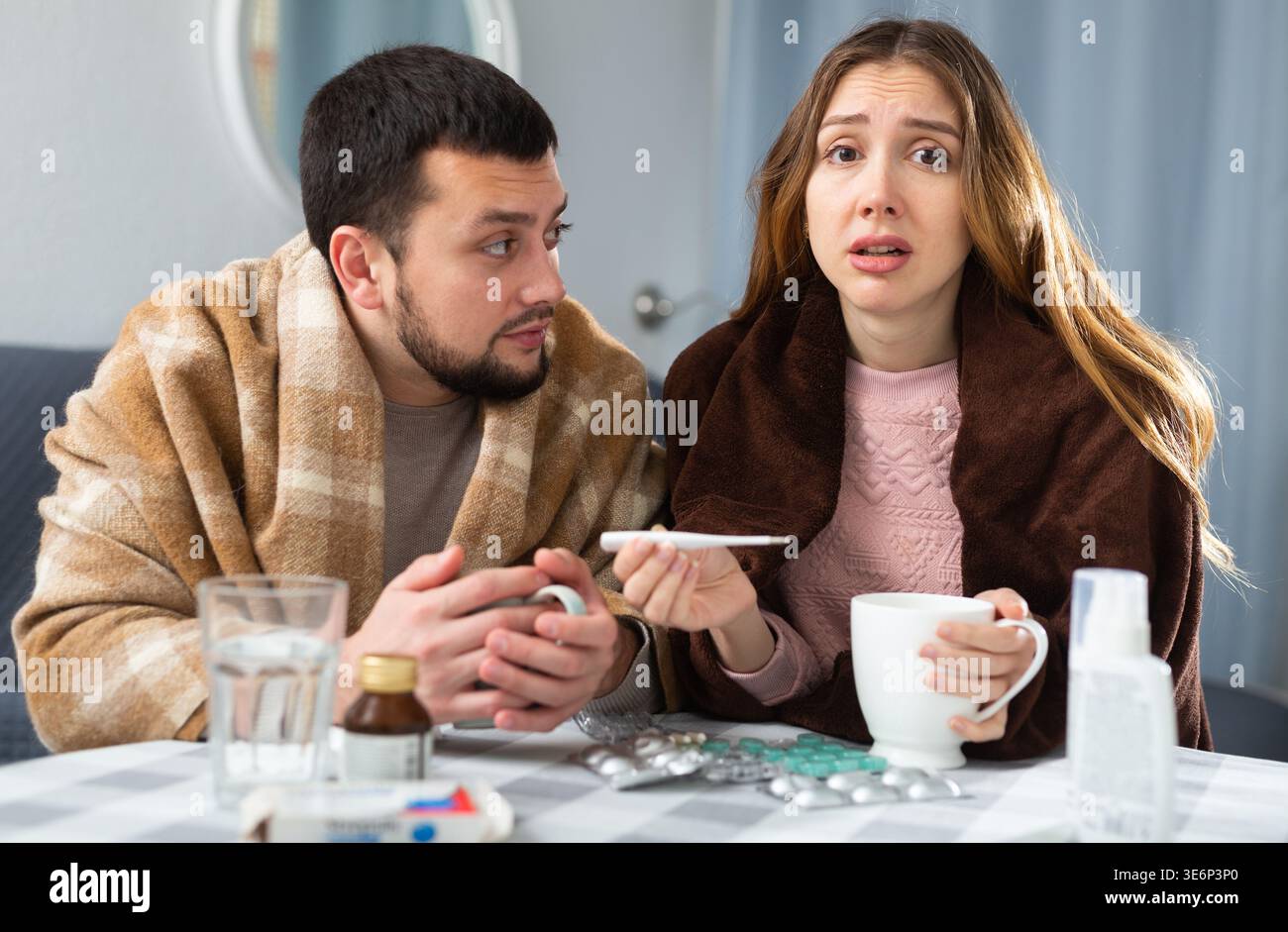 Krankes Paar, das zu Hause an Grippe leidet Stockfoto