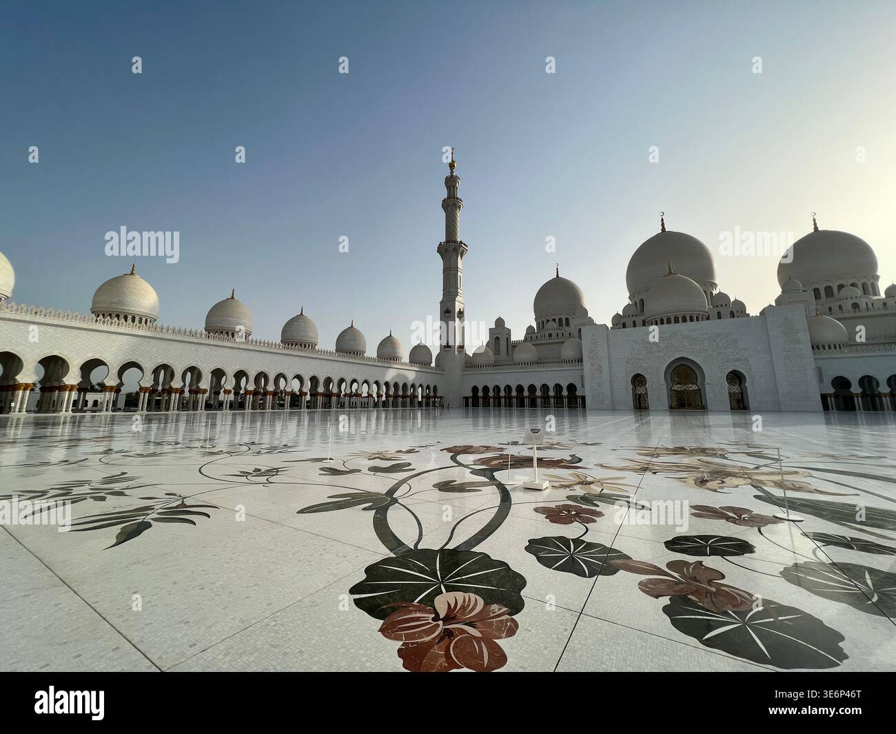 Innenhof aus floralem Marmor in der Scheich-Zayed-Moschee in Abu Dhabi, Vereinigte Arabische Emirate. - Smartphone-aufgenommenes Stockfoto
