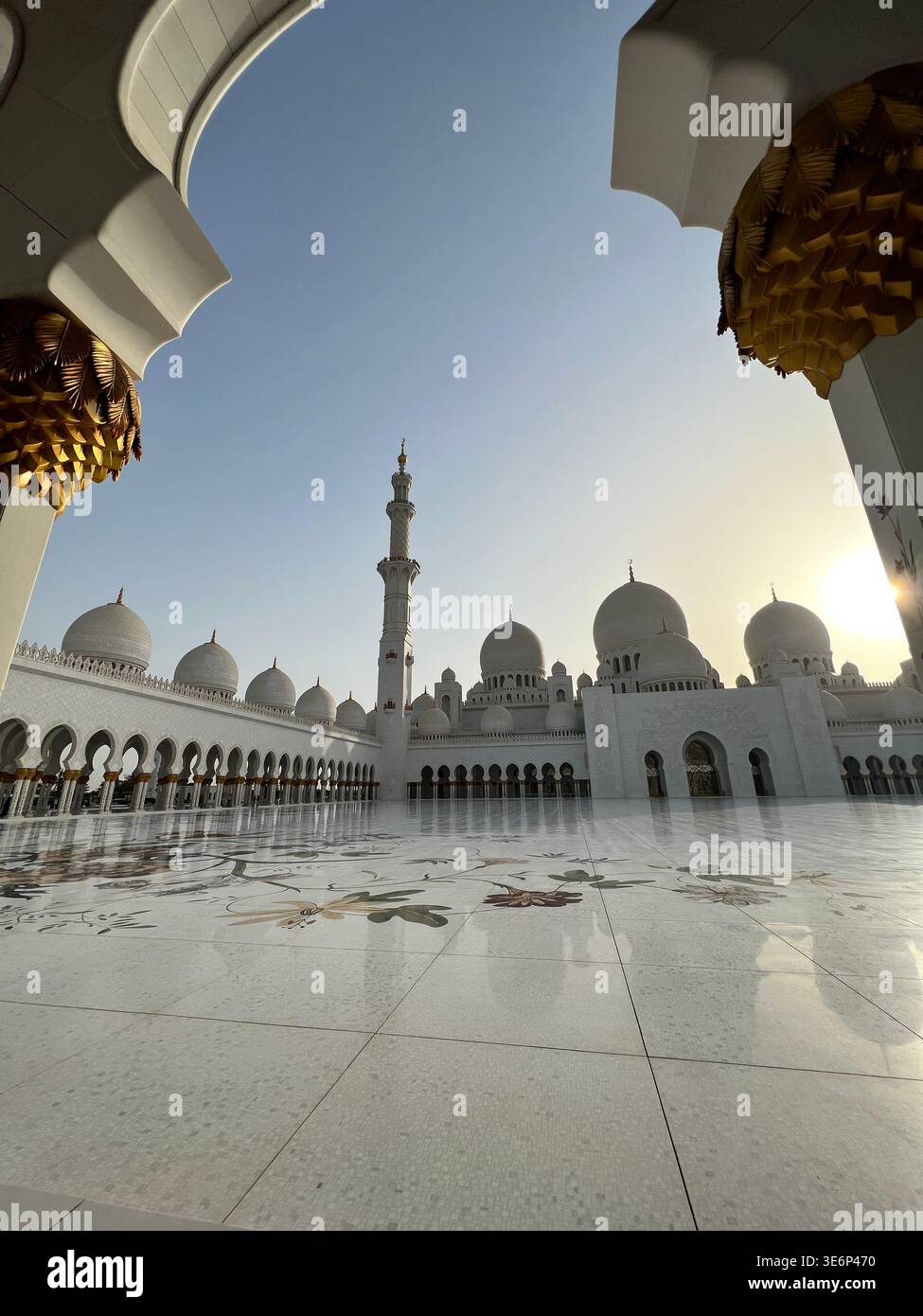 Gerahmter Blick auf den Innenhof der Scheich-Zayed-Moschee in Abu Dhabi, Vereinigte Arabische Emirate. - Smartphone-aufgenommenes Stockfoto
