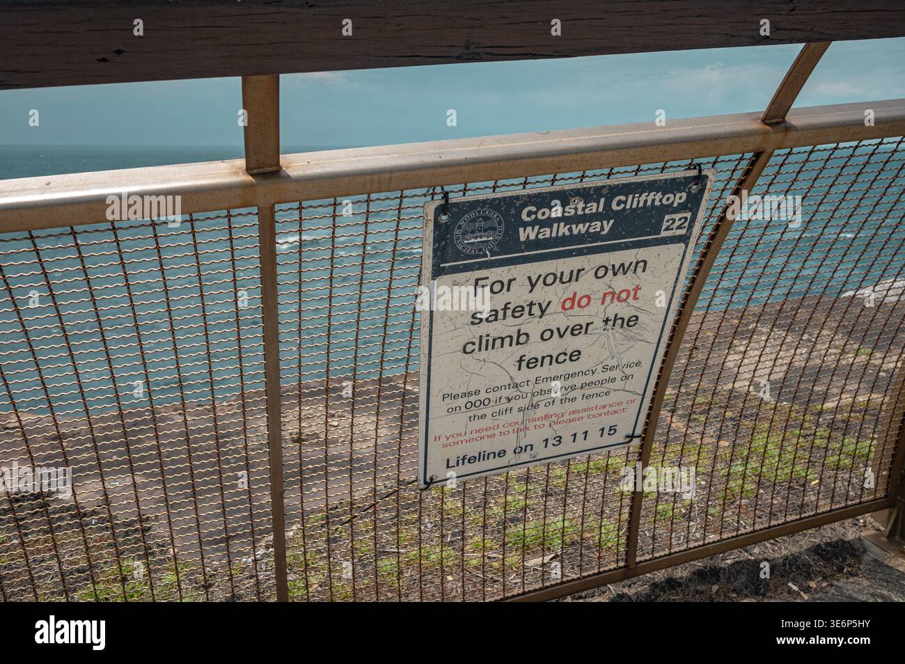 Sicherheitswarnschild an einem Umzäunungszaun entlang des Küstenklifftop Walkway im Stadtteil Watsons Bay in Sydney Stockfoto