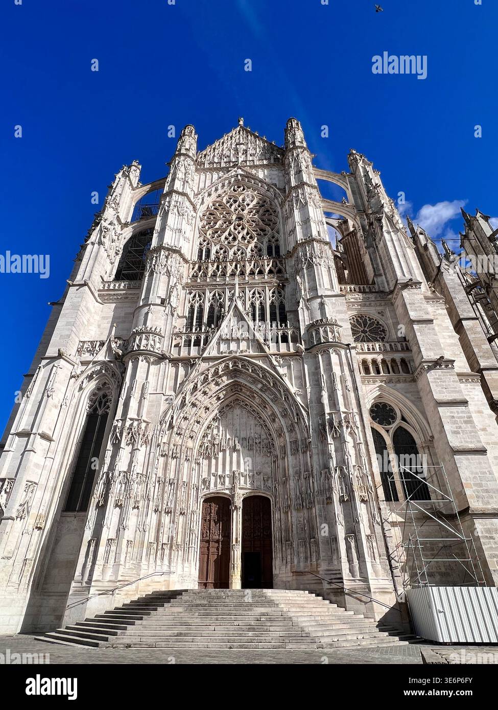 Südportal der Kathedrale Saint-Pierre in Beauvais, Oise, Hauts-de-France, Frankreich. - Smartphone-aufgenommenes Stockfoto