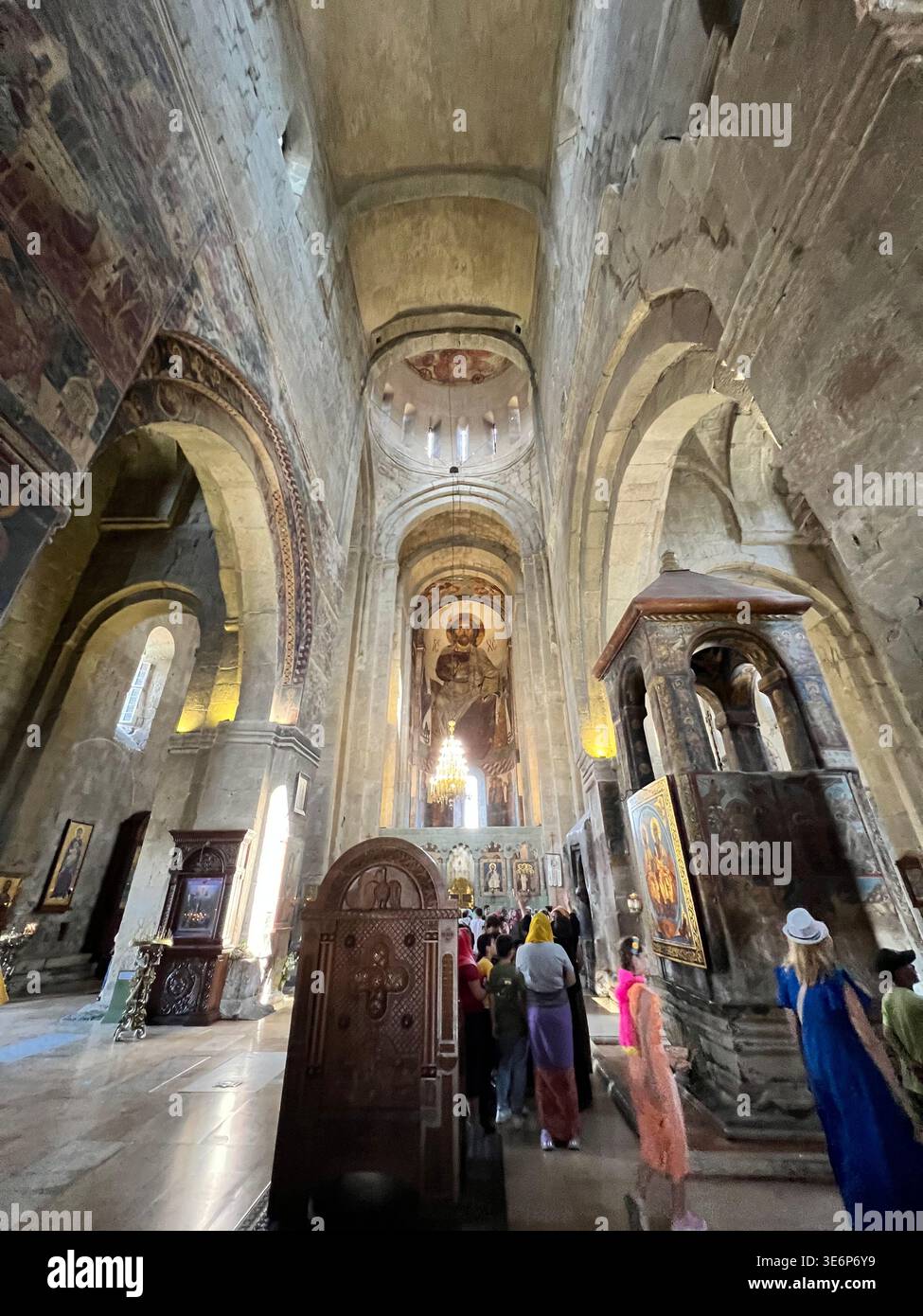 Inneres der Svetitskhoveli Kathedrale mit Gläubigen und Besuchern in Mzcheta, Georgia. Stockfoto