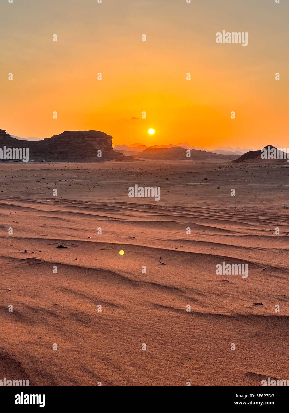Sonnenuntergang über gewelltem Wüstensand im Naturschutzgebiet Wadi Rum, Jordanien - Smartphone-aufgenommenes Stockfoto