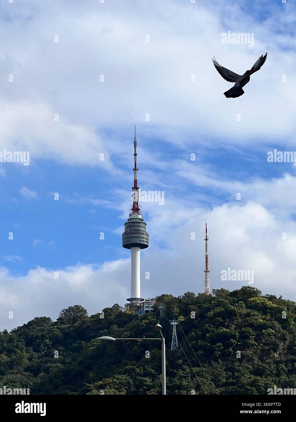 N Seoul Tower über Namsan Hill in Seoul, Südkorea. - Smartphone-aufgenommenes Stockfoto