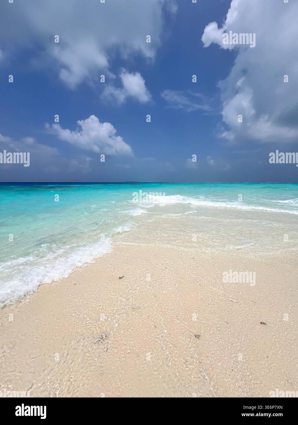 Leere weiße Sandbank mit sanfter Brandung auf den Malediven - Smartphone-aufgenommenes Stockfoto