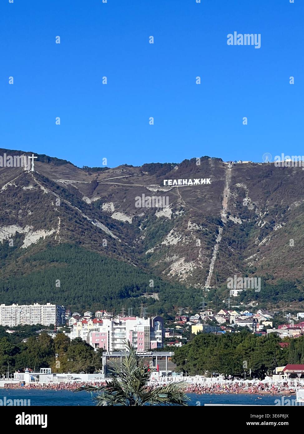 Blick auf Gelendschik mit dem Schild am Hügel und überqueren Sie die Stadt in der Region Krasnodar, Russland. - Smartphone-aufgenommenes Stockfoto