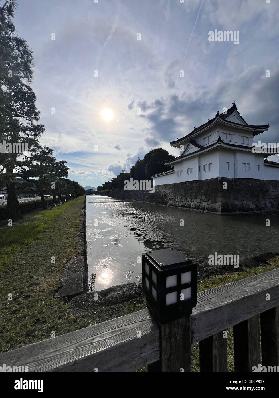 Sonnendurchfluteter Burggraben und Burgmauer am Schloss Nijo in Kyoto, Japan. Stockfoto