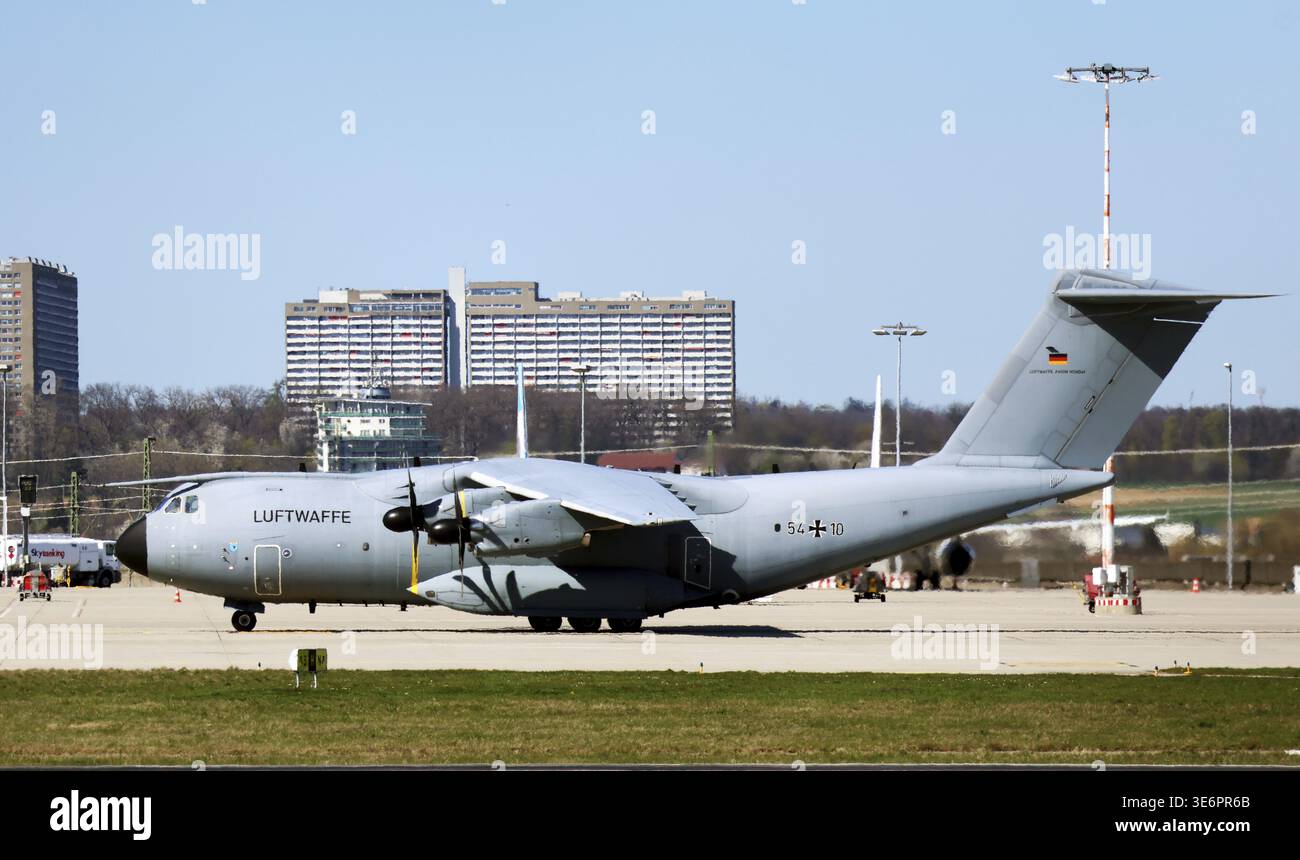 Airbus A400M der Luftwaffe landet am Flughafen Stuttgart. Weiterflug nach Sirte Ghardabiya in Libyen. Bundeswehr, Militär, Flugzeug, Stuttgart Stockfoto