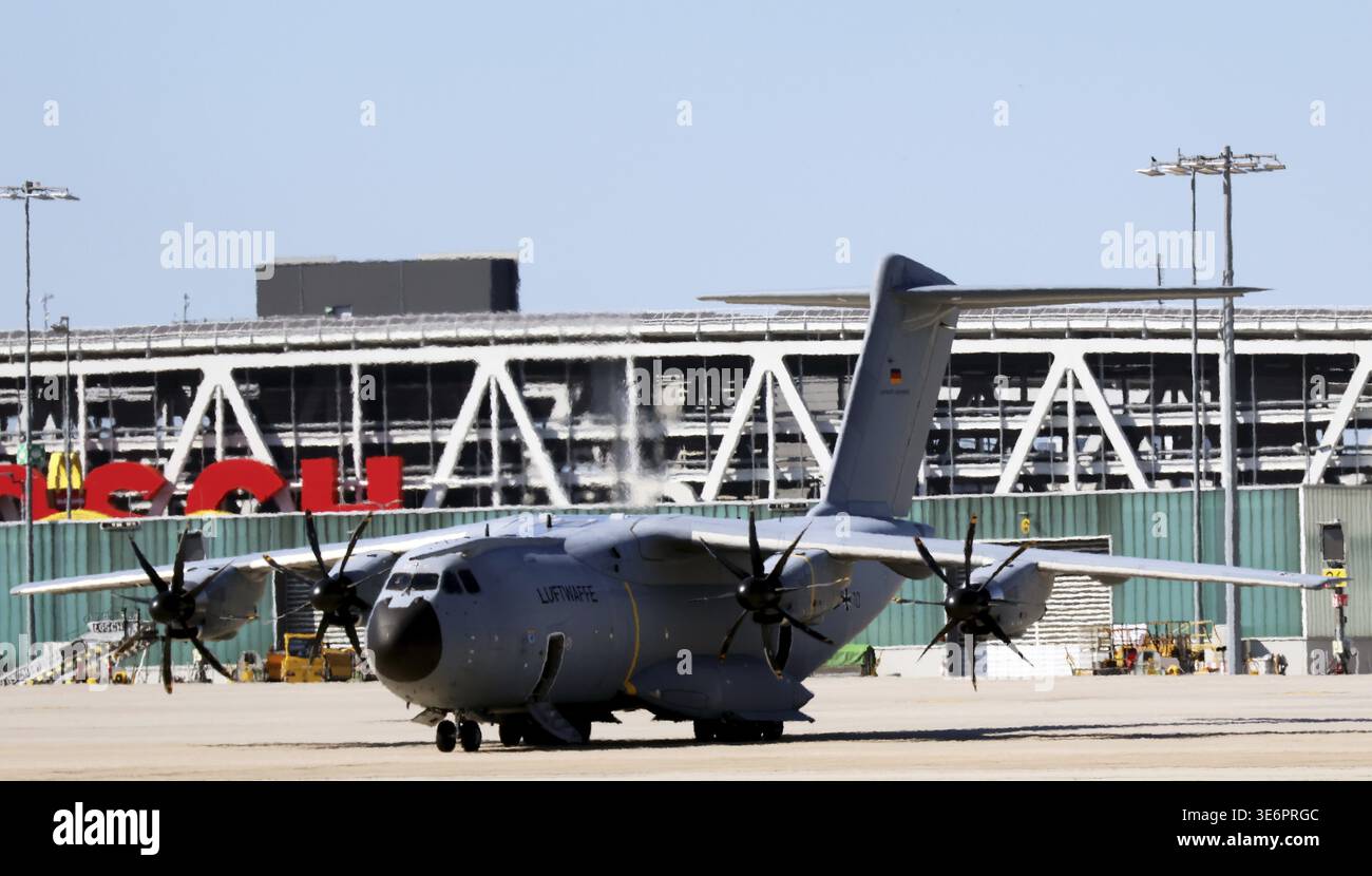 Airbus A400M der Luftwaffe landet am Flughafen Stuttgart. Weiterflug nach Sirte Ghardabiya in Libyen. Bundeswehr, Militär, Flugzeug, Stuttgart Stockfoto