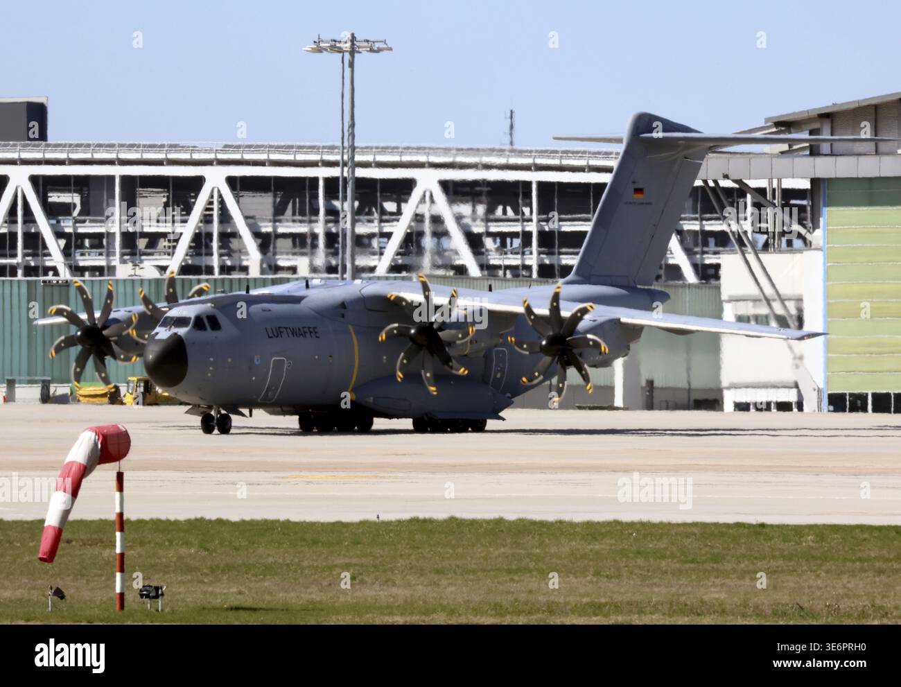 Airbus A400M der Luftwaffe landet am Flughafen Stuttgart. Weiterflug nach Sirte Ghardabiya in Libyen. Bundeswehr, Militär, Flugzeug, Stuttgart Stockfoto