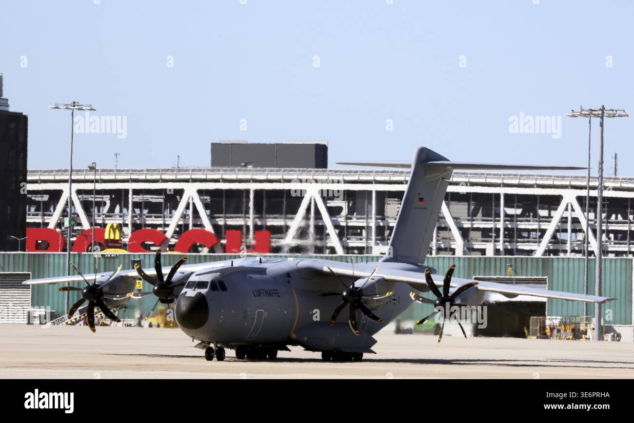 Airbus A400M der Luftwaffe landet am Flughafen Stuttgart. Weiterflug nach Sirte Ghardabiya in Libyen. Bundeswehr, Militär, Flugzeug, Stuttgart Stockfoto