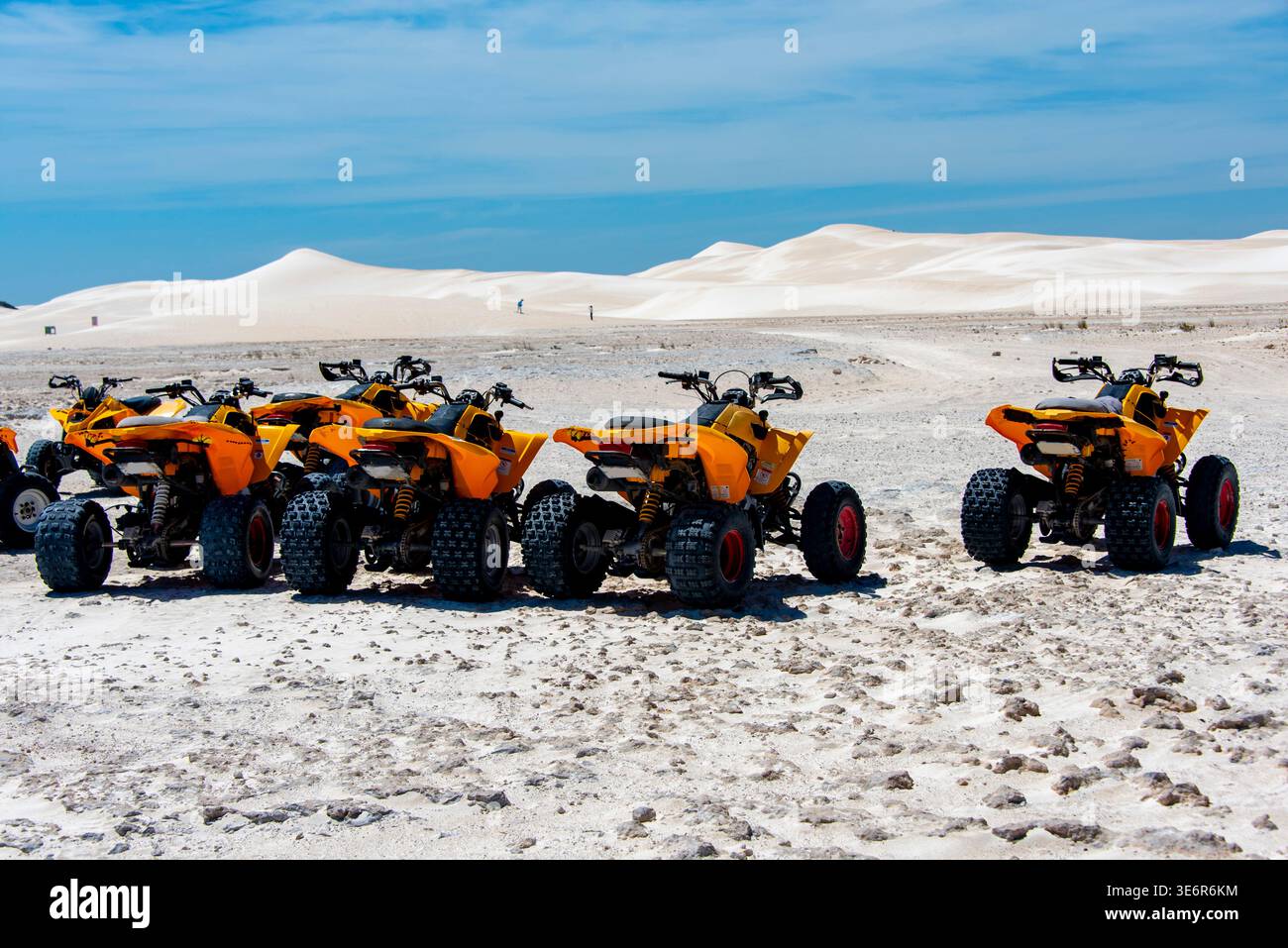 Quad Bike in den Wüstensanddünen Stockfoto