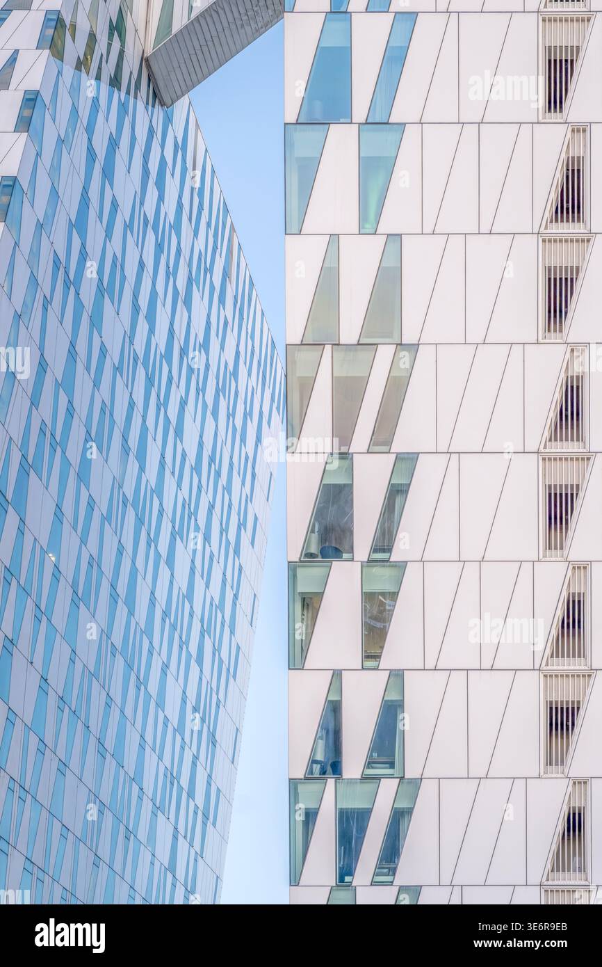 Abstrakte Geometrische Architektur Moderner Weißer Gebäude, Minimalistisches Design, Zeitgenössisch Stockfoto