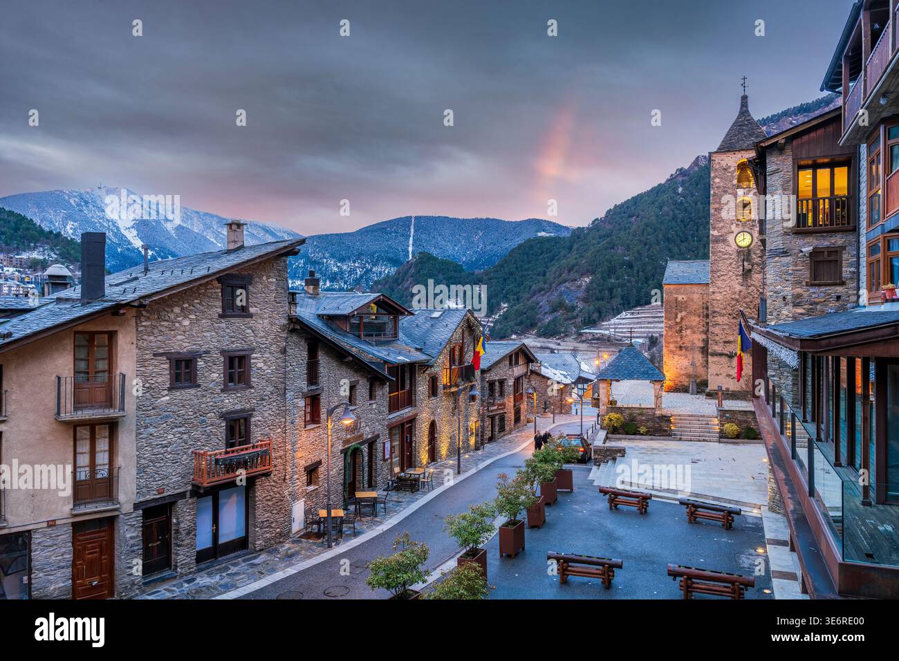 Blick auf die Hauptstraße bei Sonnenaufgang, Ordino, Andorra Stockfoto