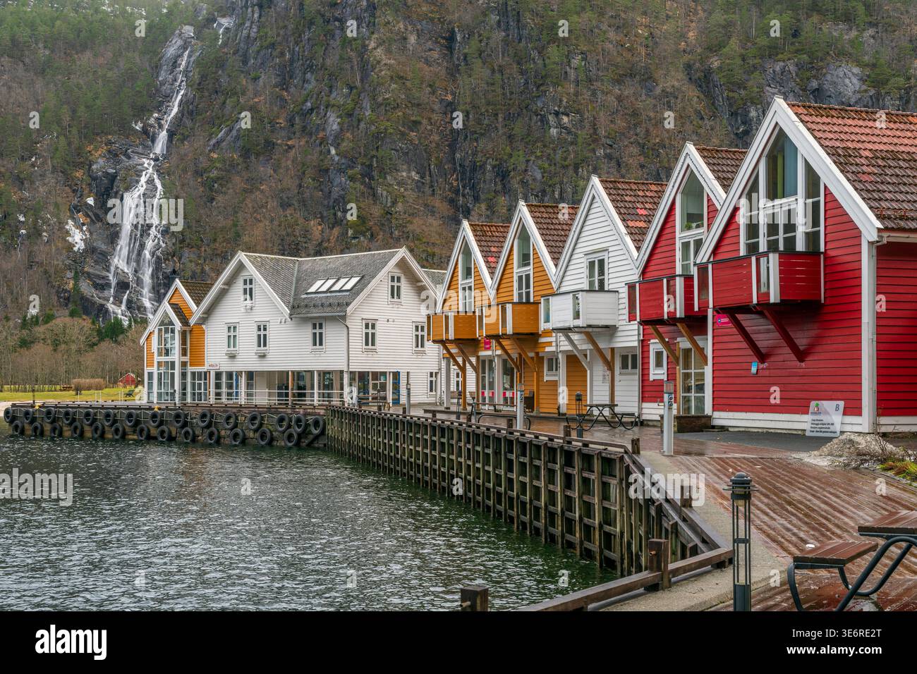 Farbenfrohe Häuser am Wasser, Mo, Vestland, Norwegen Stockfoto