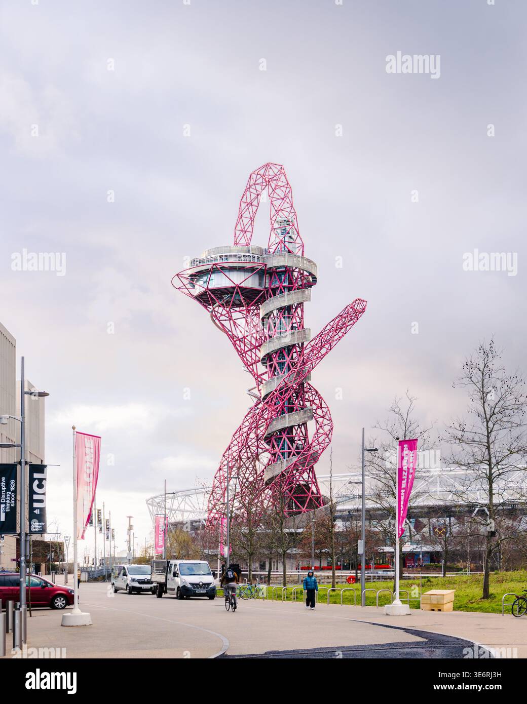 London, England, Großbritannien - ArcelorMittal Orbit Struktur von Anish Kapoor und Cecil Balmond / ARUP und London Stadium von Populous, im Winter Stockfoto