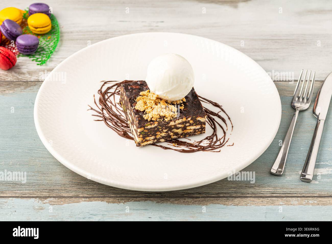 Traditioneller türkischer Mosaikkuchen mit Eis auf elegantem Teller Stockfoto