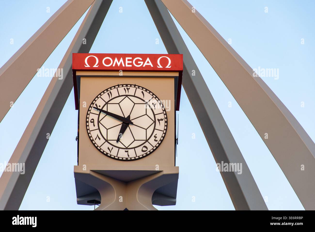Nahaufnahme des berühmten Wahrzeichens des Deira Uhrturms mit arabischen Zahlen und Omega-Zeichen in Dubai, Vereinigte Arabische Emirate. Stockfoto