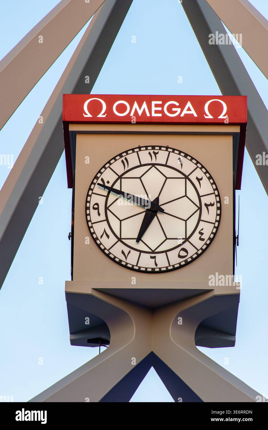 Nahaufnahme des berühmten Wahrzeichens des Deira Uhrturms mit arabischen Zahlen und Omega-Zeichen in Dubai, Vereinigte Arabische Emirate. Stockfoto