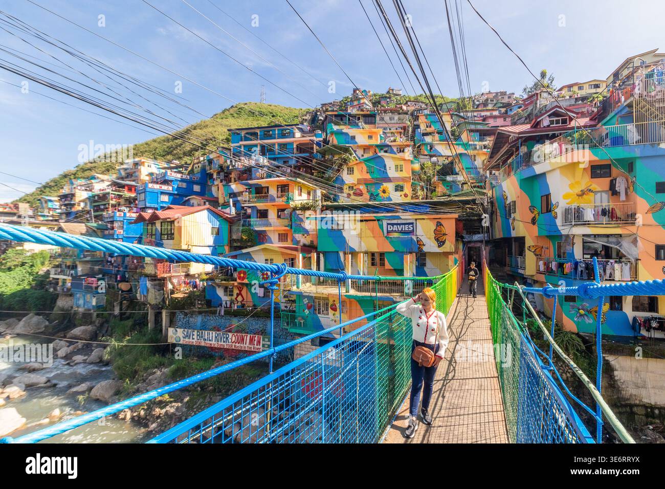 Bunte bemalte Häuser, die einen Hügel hinaufsteigen, bekannt als die „Farben von StoBosa“, in La Trinidad, Benguet, Philippinen Stockfoto