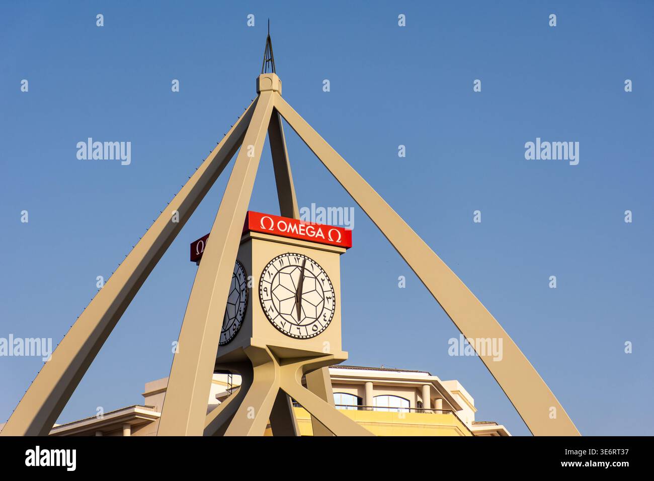 Berühmtes Wahrzeichen der Deira Uhrenturm mit arabischen Ziffern und Omega-Zeichen in Dubai, Vereinigte Arabische Emirate. Stockfoto