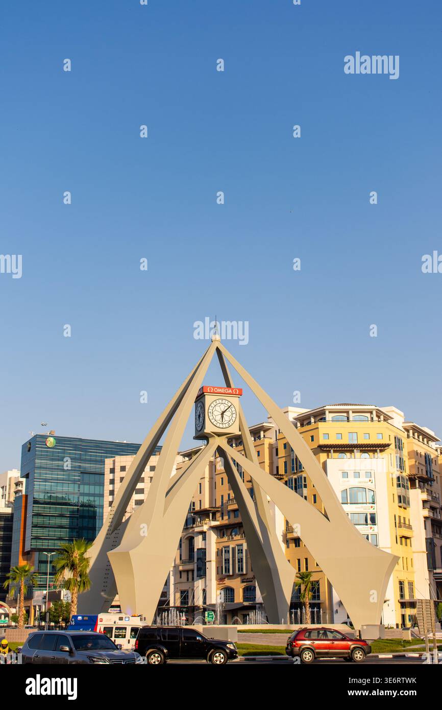 Ikonisches Wahrzeichen der Deira-Uhrenturm mit arabischen Ziffern und Omega-Zeichen in Dubai, VAE. Stockfoto