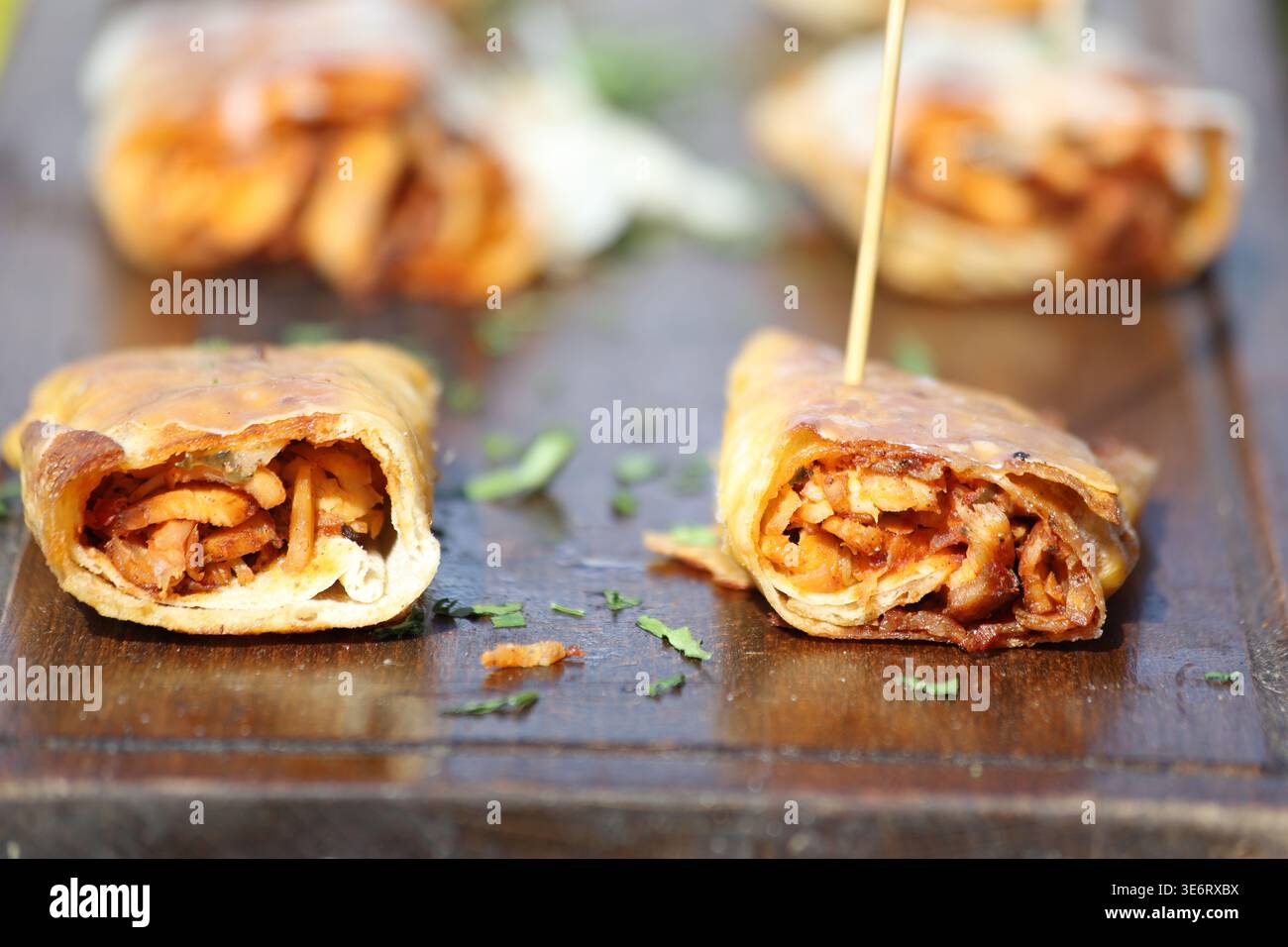 Hühnchen-Döner-Wraps auf der Bank Stockfoto