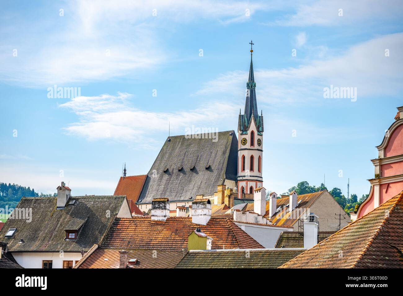 Im Sommer steht die Veitskirche über den Dächern von Cesky Krumlov. Diese Stadt ist bekannt für ihre historischen Gebäude und den Status des UNESCO-Weltkulturerbes. Stockfoto