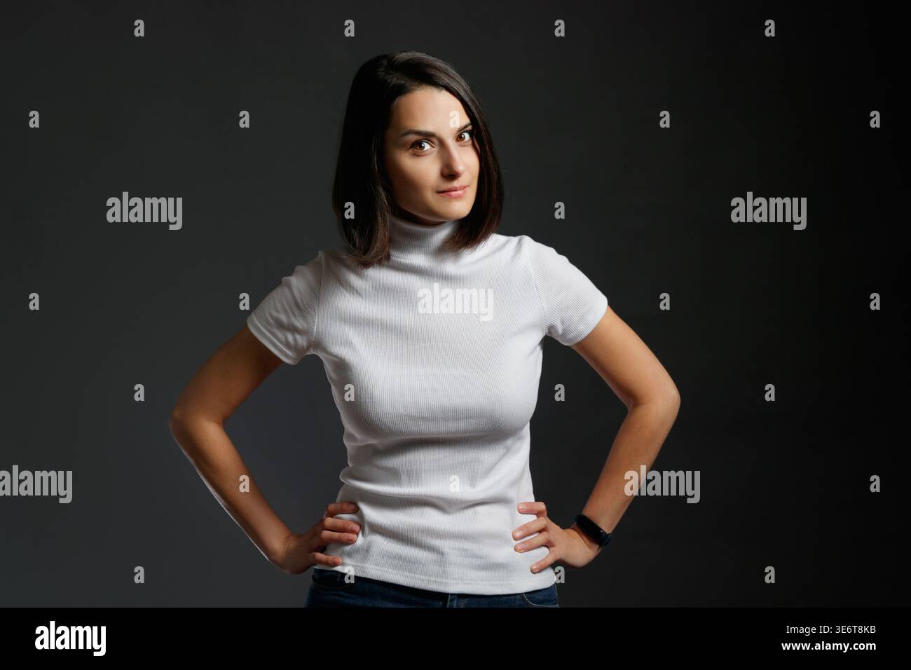 Ernsthafte junge Frau posiert im Studio Stockfoto
