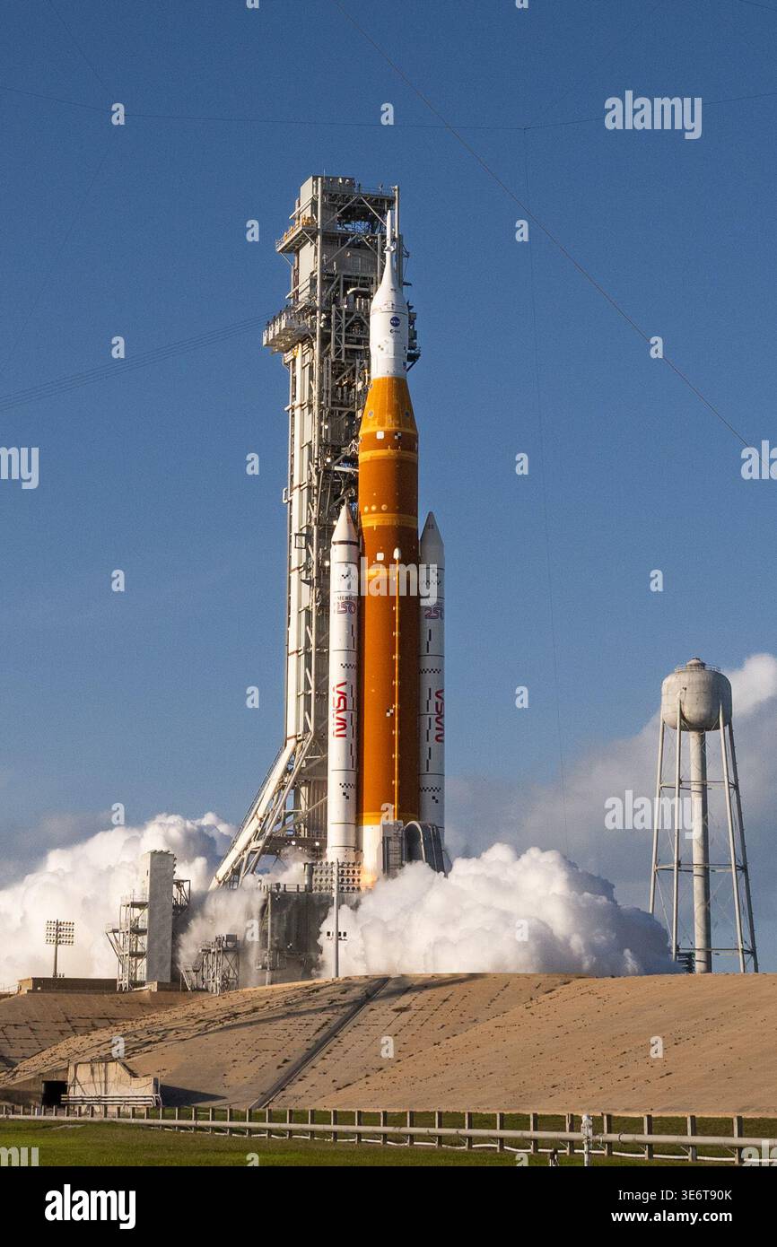1. April 2026: Die SLS-Rakete (Space Launch System) der NASA mit dem ...