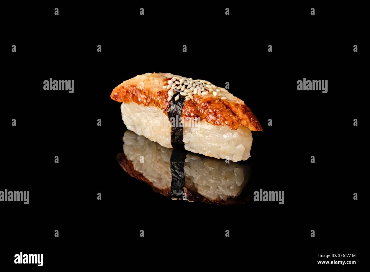 Einzeln gegrilltes Unagi Aal Nigiri Sushi mit Nori, weißem Reis und Sesamsamen isoliert auf schwarzem Hintergrund mit Spiegelreflektion. Teil von Nigiri Sushi Stockfoto