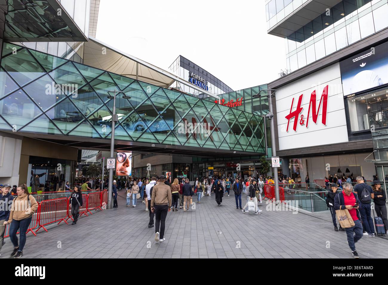 Shopper laufen vor der Westfield Stratford City Mall. London, UK, 30. September 2023 Stockfoto
