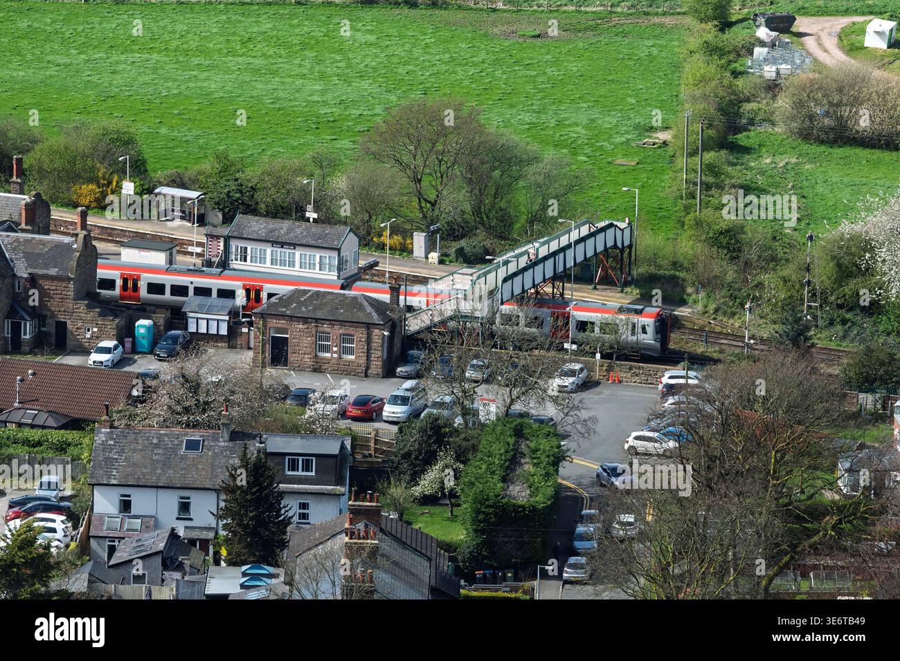 Bahnhof Helsby mit Zügen für Wales Dieseltriebwagen am Bahnsteig Stockfoto