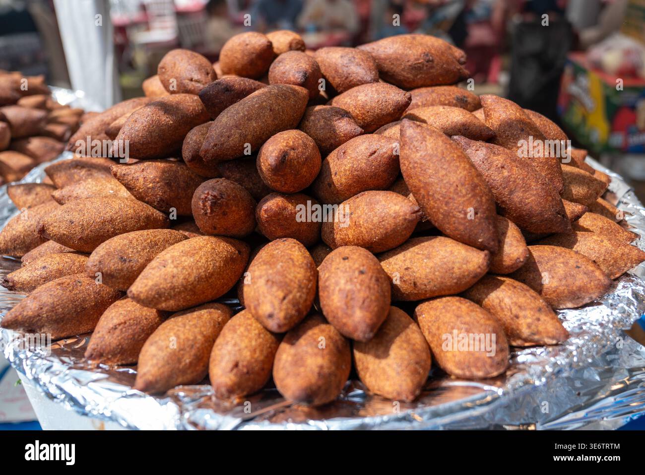 Haufen traditioneller türkischer Icli Kofte (gefüllte Bulgur-Fleischbällchen) am Street Food Stand. Hochwertige Fotos Stockfoto