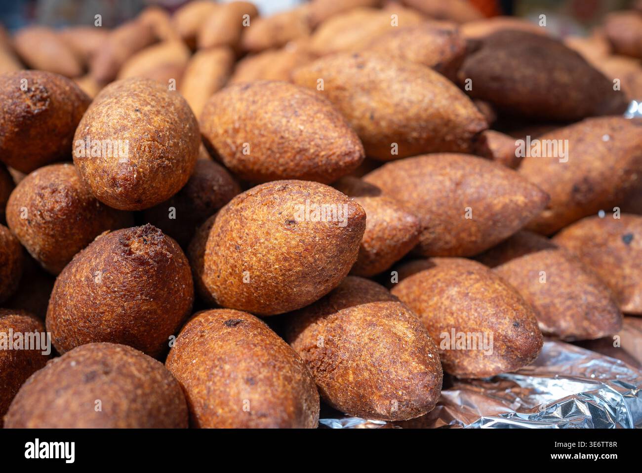 Haufen traditioneller türkischer Icli Kofte (gefüllte Bulgur-Fleischbällchen) am Street Food Stand. Hochwertige Fotos Stockfoto
