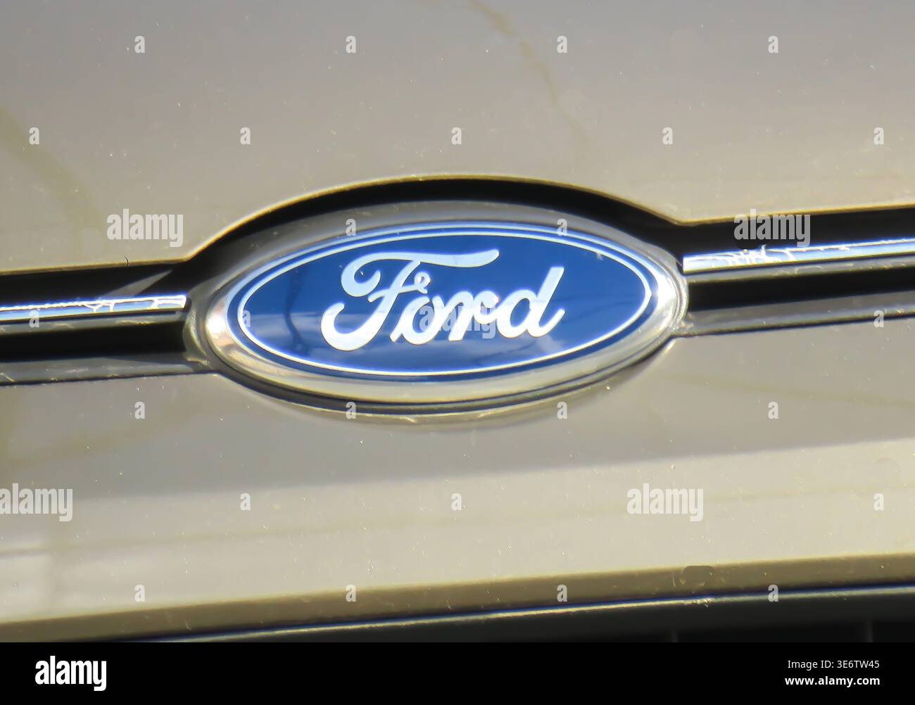 Baia Mare, Rumänien – 06. April 2026: Ford-Logo auf einem Ford-Auto Stockfoto