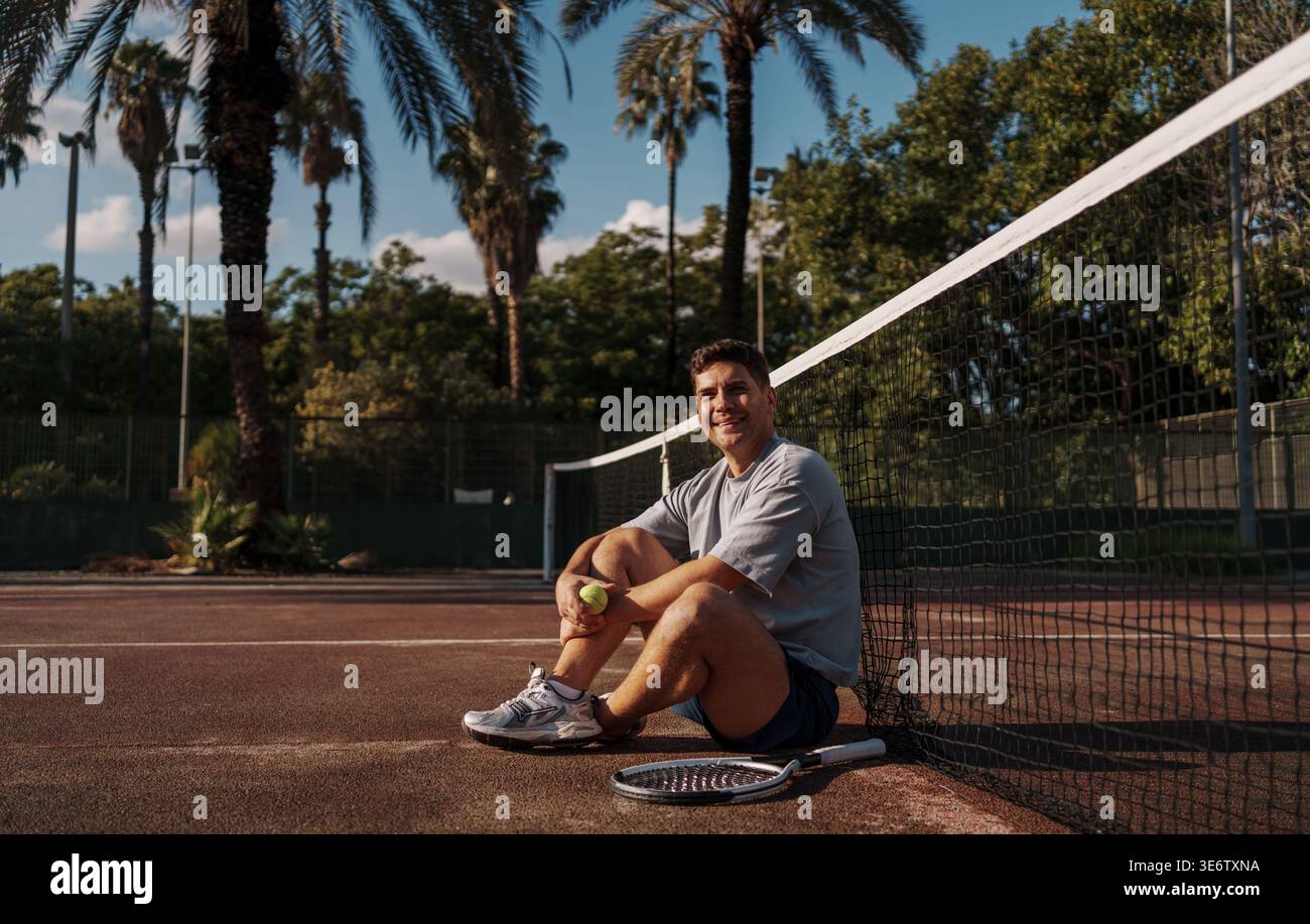 Sunkissed Individual Liegt Bequem Auf Dem Tennisplatz Mit Lebhaften Palmen Und Warmer Strahlkraft Stockfoto