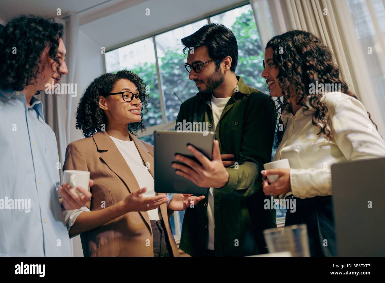 Gemeinsame Demo-Planung, Gruppe von Experten, die während der Produktvorführung strategische Strategien entwickeln Stockfoto
