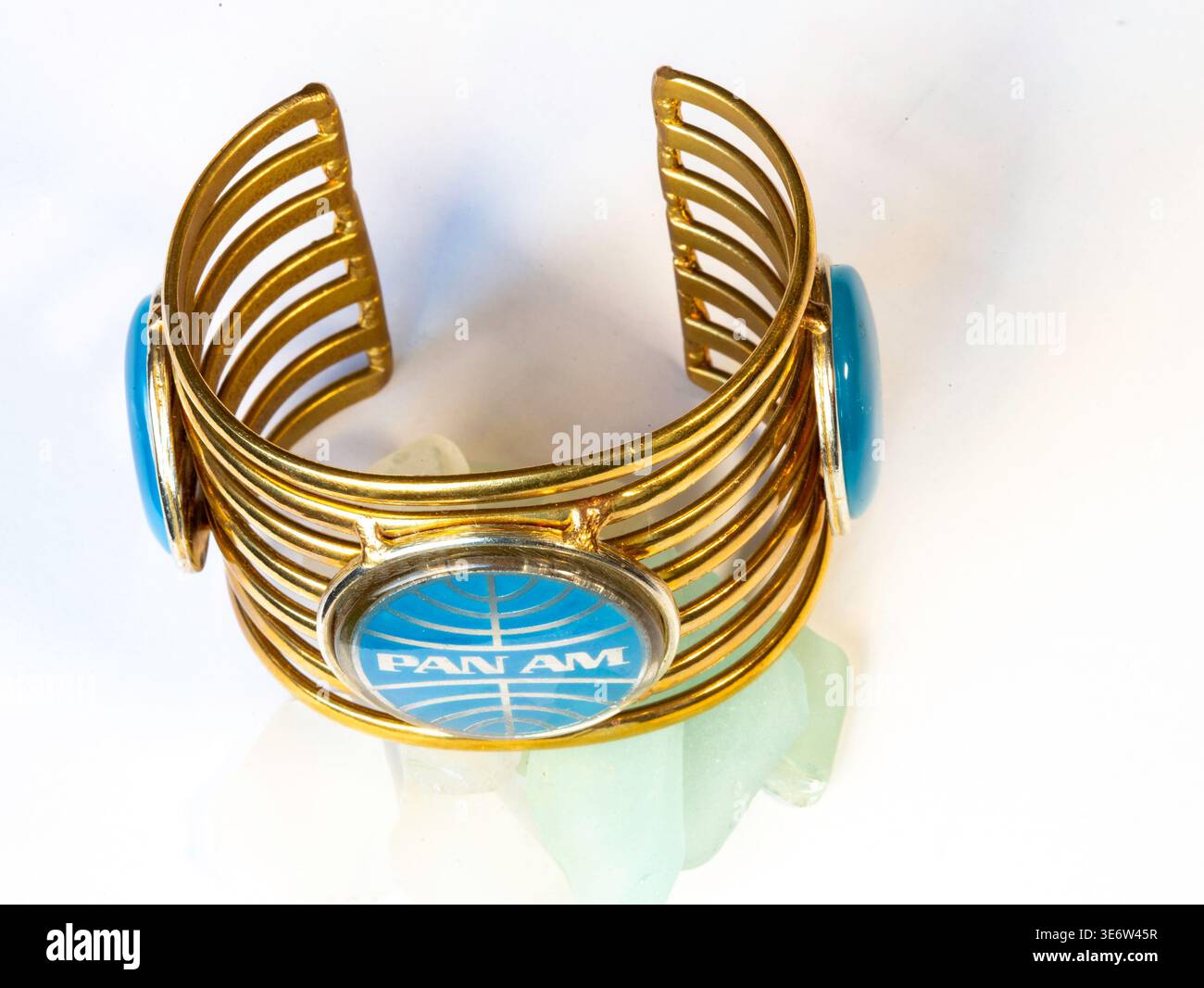 Pan am-Logo und Armband aus Edelsteinen, still Life, USA Stockfoto