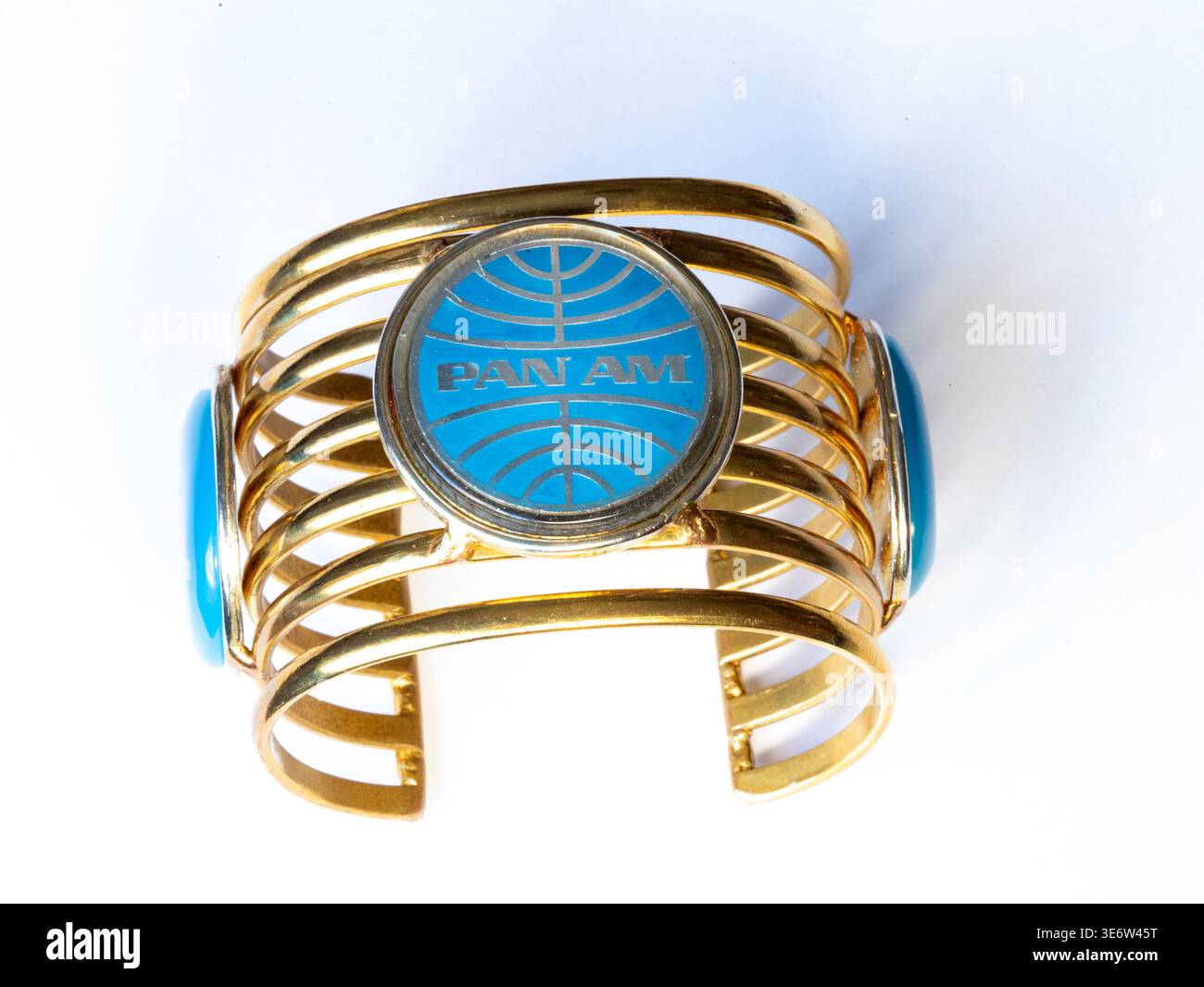 Pan am-Logo und Armband aus Edelsteinen, still Life, USA Stockfoto