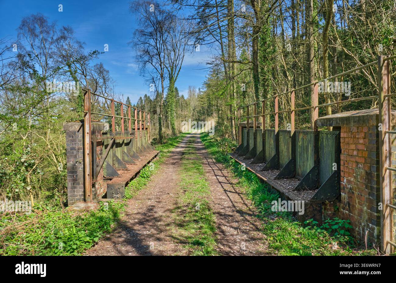 Die Eisenbahnbrücke über die Lushcott Road an der stillgelegten Eisenbahnlinie führte entlang der Wenlock Edge in der Nähe von Presthope, Shropshire Stockfoto
