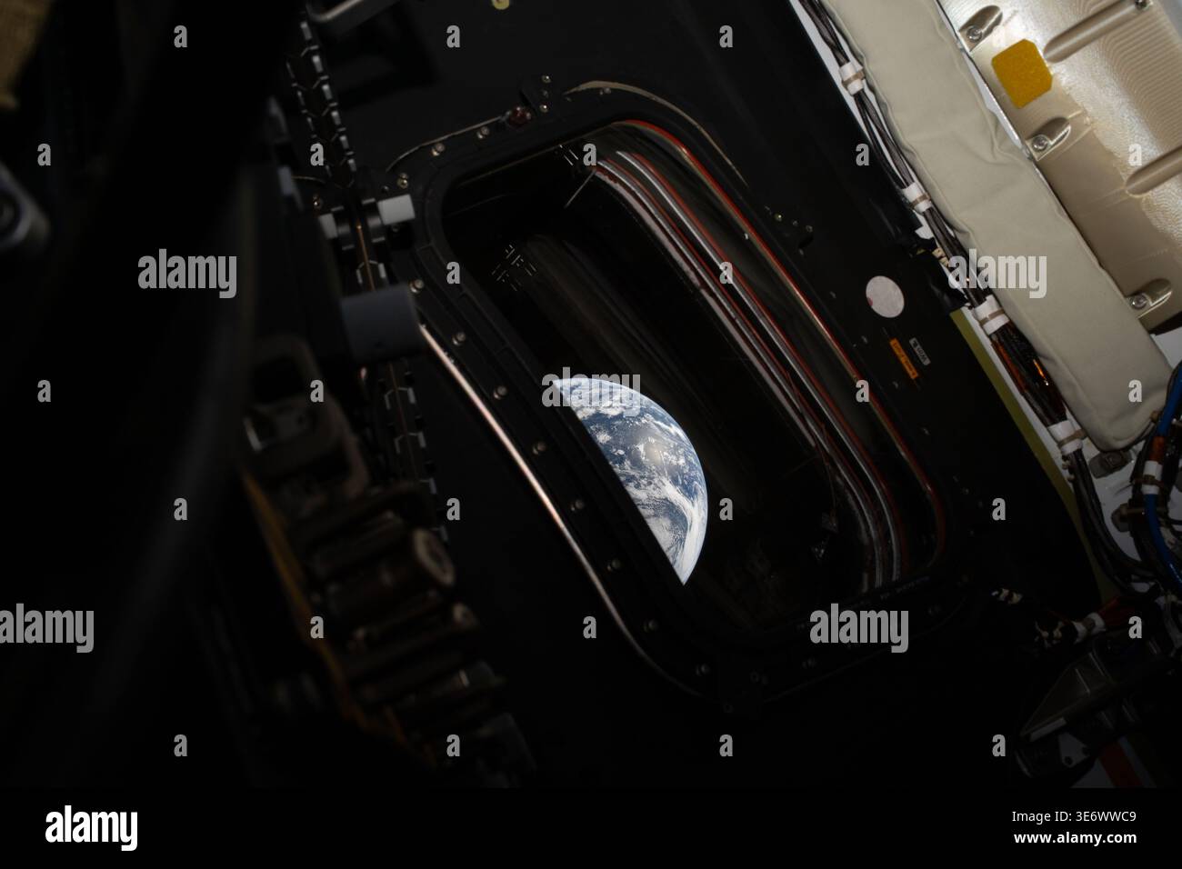 Blick auf die Erde durch das Fenster des Orion-Raumschiffs auf der Artemis-II-Mission, 3. April 2026 Stockfoto