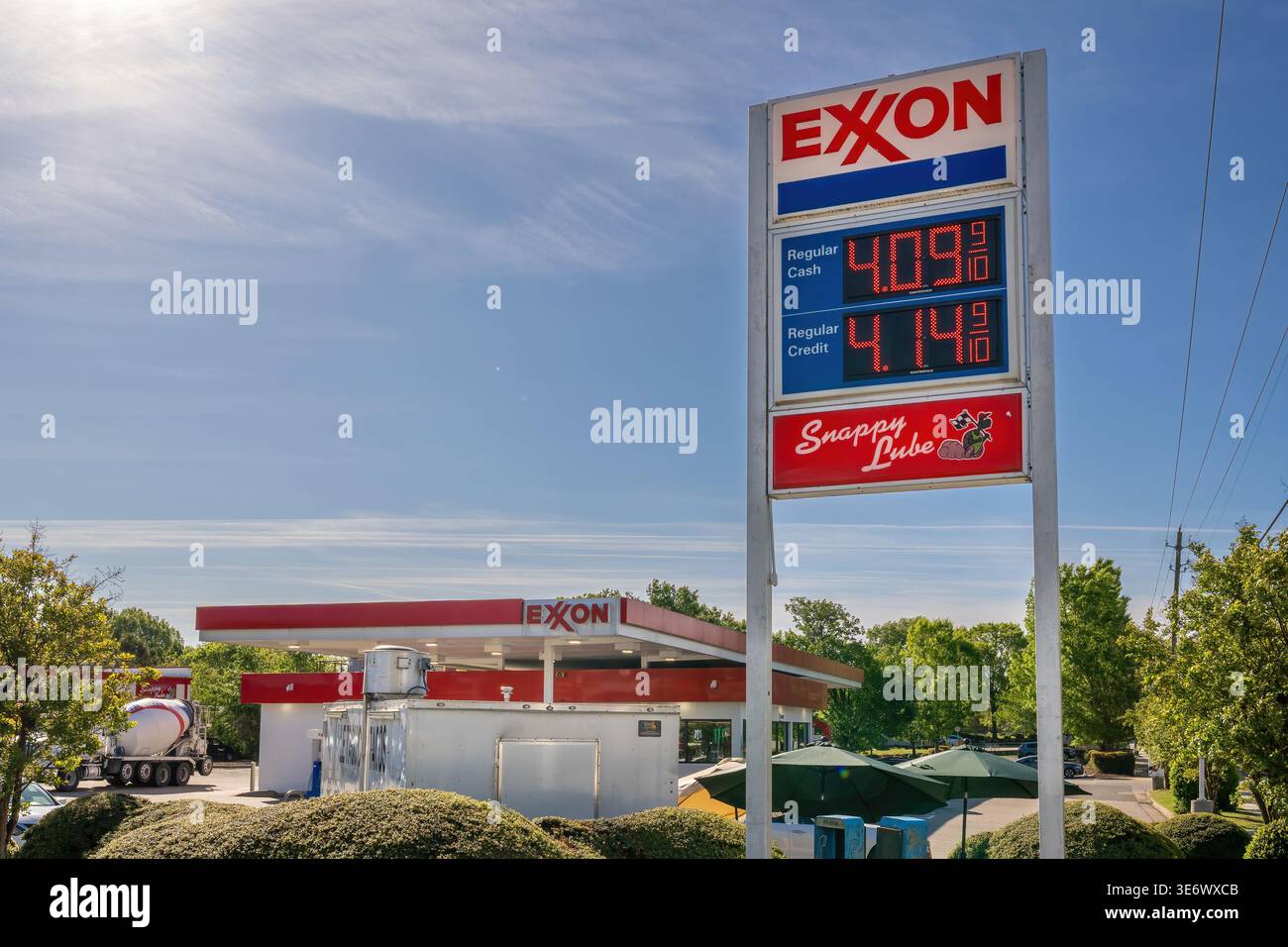 Exxon Tankstelle in Wendell North Carolina mit Kraftstoffpreisen über 4 Dollar pro Gallone, steigenden Gaspreisen und Inflationskonzept Stockfoto