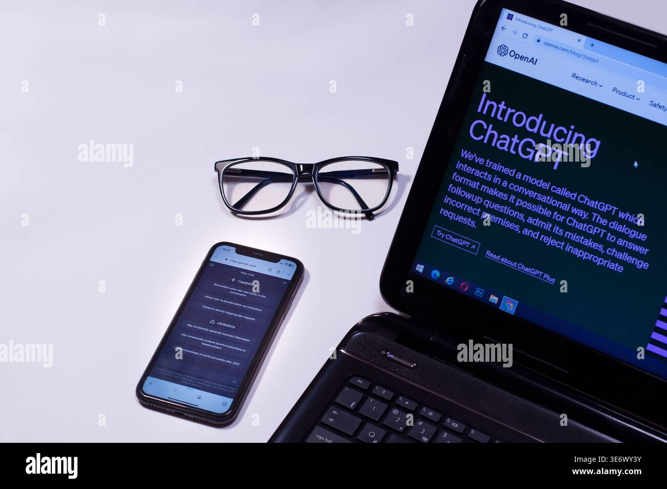 Laptop und Telefon mit offenen Chat-GPT-Seiten, Ukraine-12. März 2023, Arbeitsplatz, Kopierraum. Stockfoto
