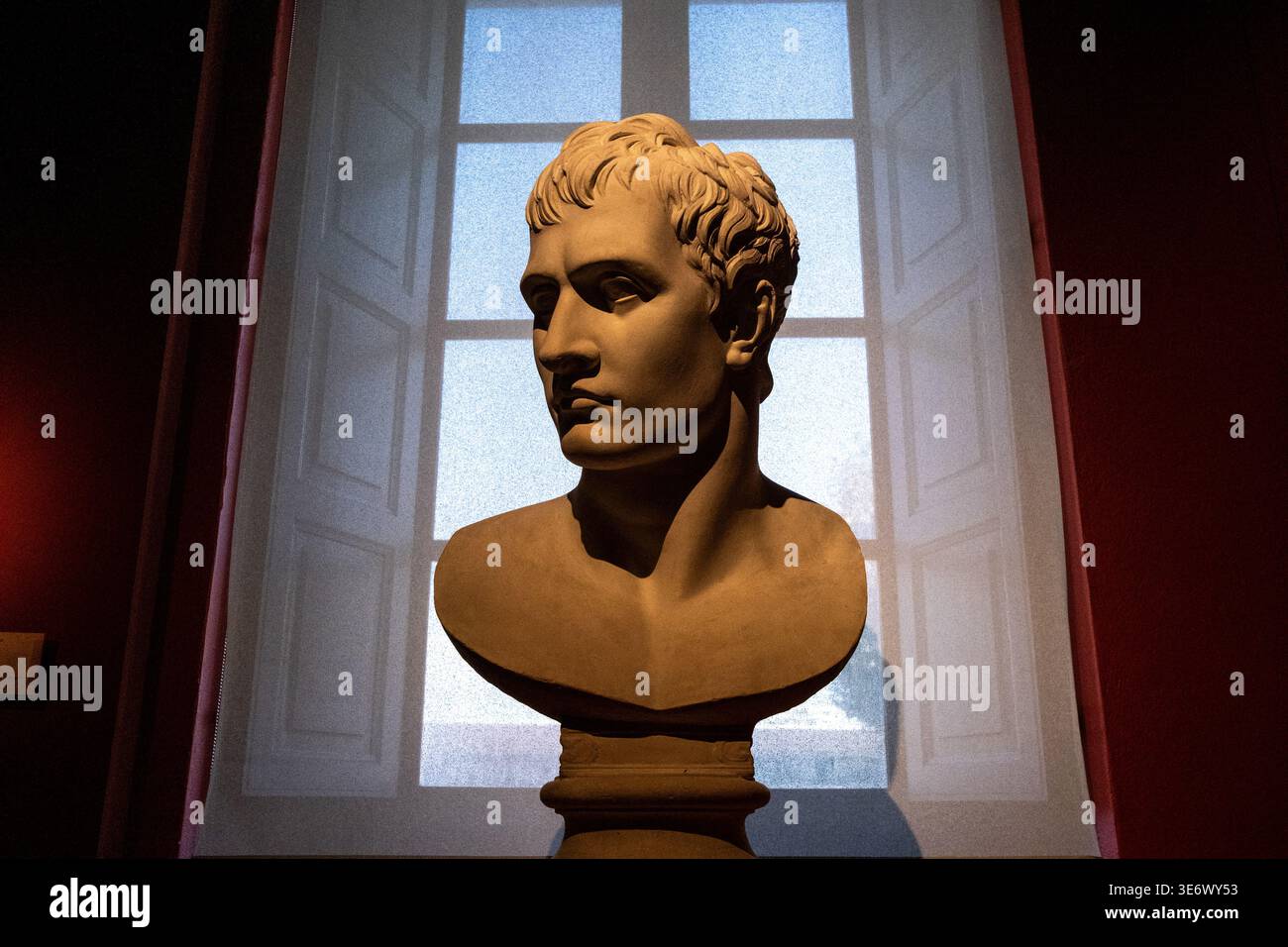 Das Büstenporträt von Bonaparte von Antonio Canova wird vor einem großen Fenster im Musée Fesch in Ajaccio, Korsika, Frankreich, am 13. August 2024 ausgestellt. Muse Stockfoto