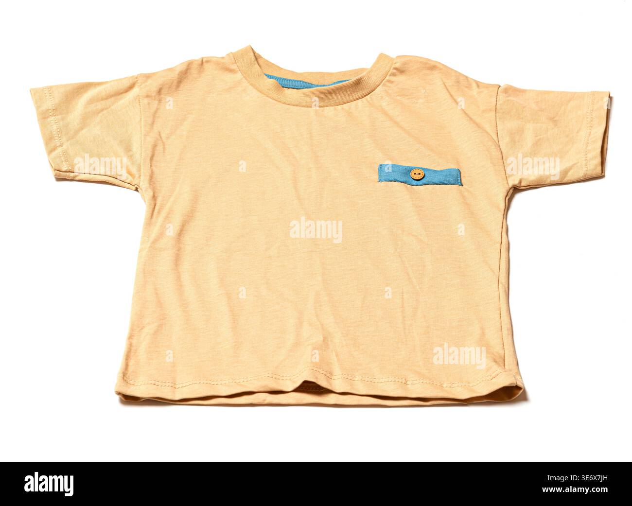 Beigefarbenes T-Shirt für Kinder mit blauer Tasche und kleinem Knopf auf weißem Hintergrund Stockfoto