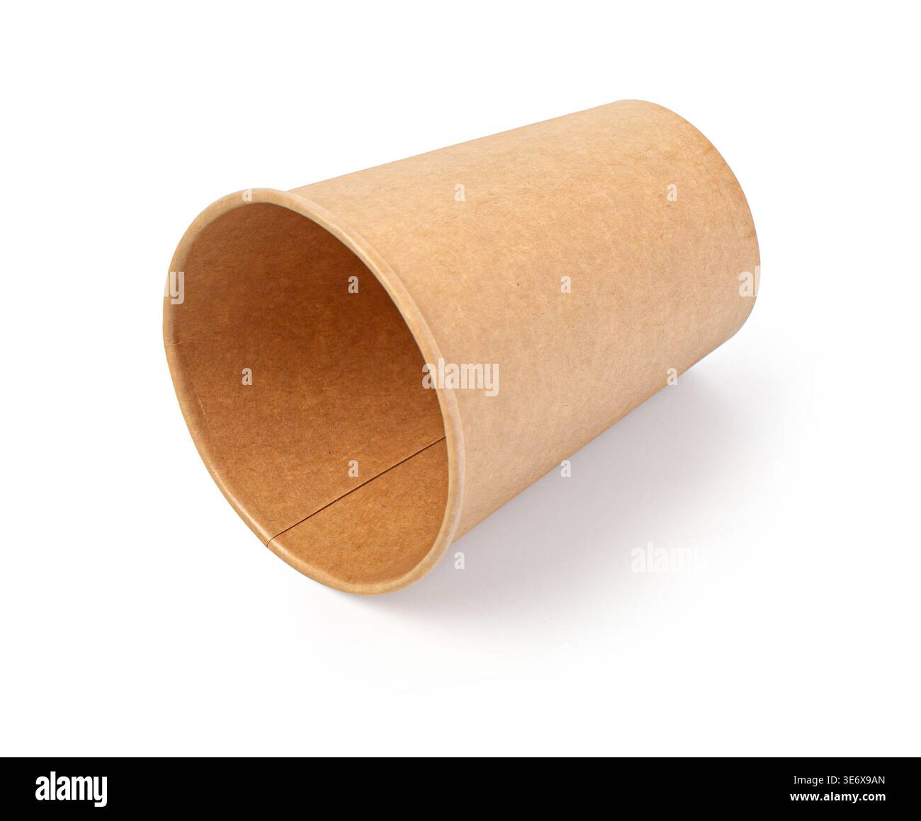 Umweltfreundlicher Einweg-Pappbecher für Getränke, kompostierbare und recycelbare Verpackungen Stockfoto