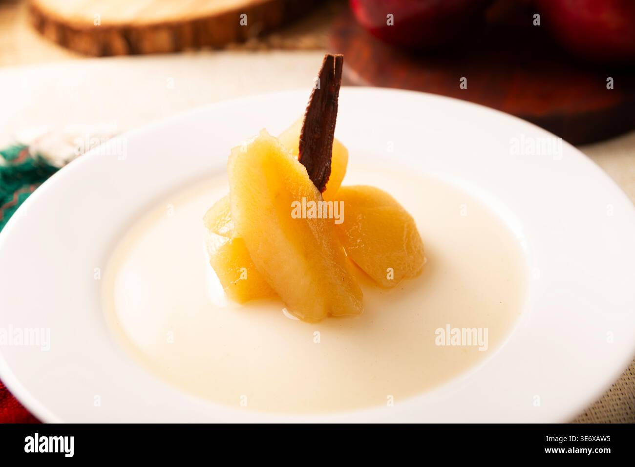 Gedünstete Äpfel. Ein gesundes Dessert oder Snack, dieses einfache hausgemachte Rezept hilft der Verdauung. Langsam gekocht mit Gewürzen wie Zimt, Nelken, Anis und suga Stockfoto